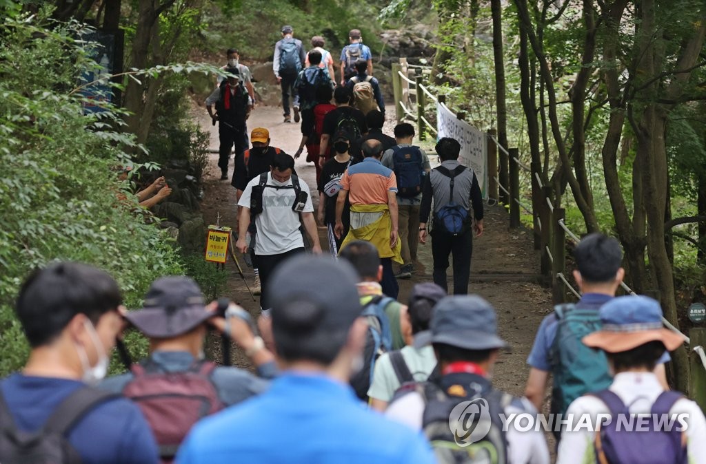 资料图片：韩文日小长假期间出门爬山的人群 韩联社 