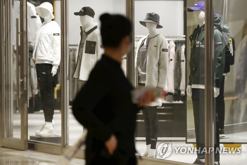 资料图片：10月11日，在首尔市江南区一服装卖场，橱窗已开始陈列冬装。 韩联社