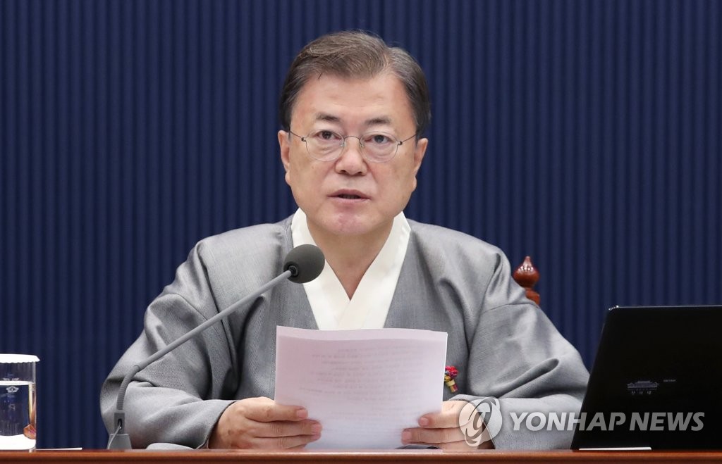 10月12日，在韩服文化周之际，韩国总统文在寅在青瓦台穿韩服主持召开国务会议。 韩联社