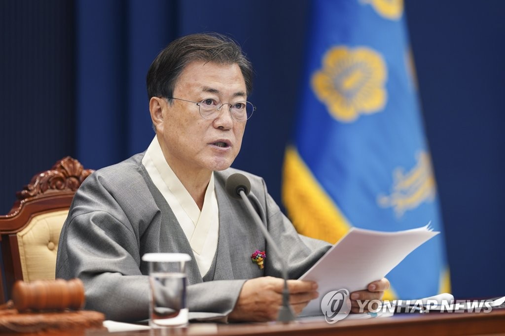 10月12日，在韩服文化周之际，韩国总统文在寅在青瓦台穿韩服主持召开国务会议。 韩联社