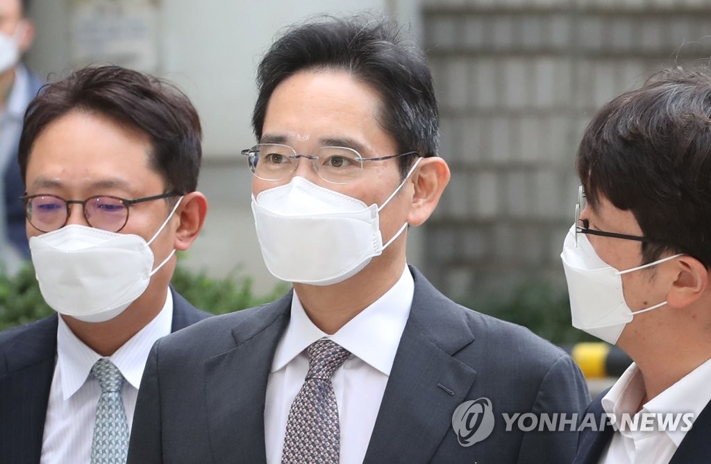 10月12日，在首尔中央地方法院，三星电子副会长李在镕出庭受审。 韩联社