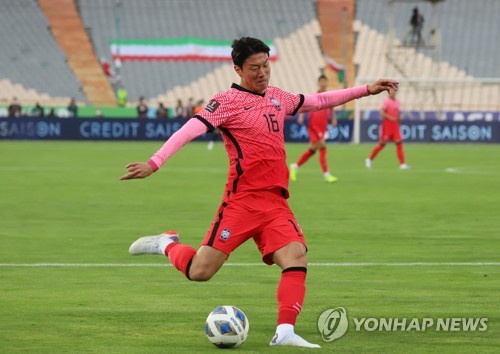 10月12日，在伊朗德黑兰阿扎迪球场，黄义助在世预赛A组第4轮韩国客场对战伊朗的比赛上抬脚射门。 韩联社