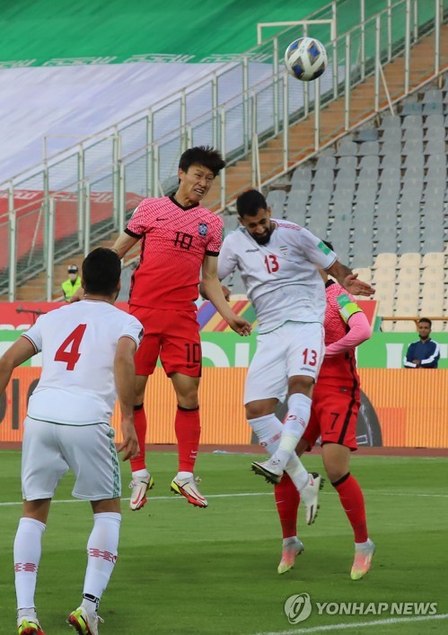 10月12日，在伊朗德黑兰阿扎迪球场，李在成在世预赛A组第4轮韩国客场对战伊朗的比赛上用头球攻门。 韩联社