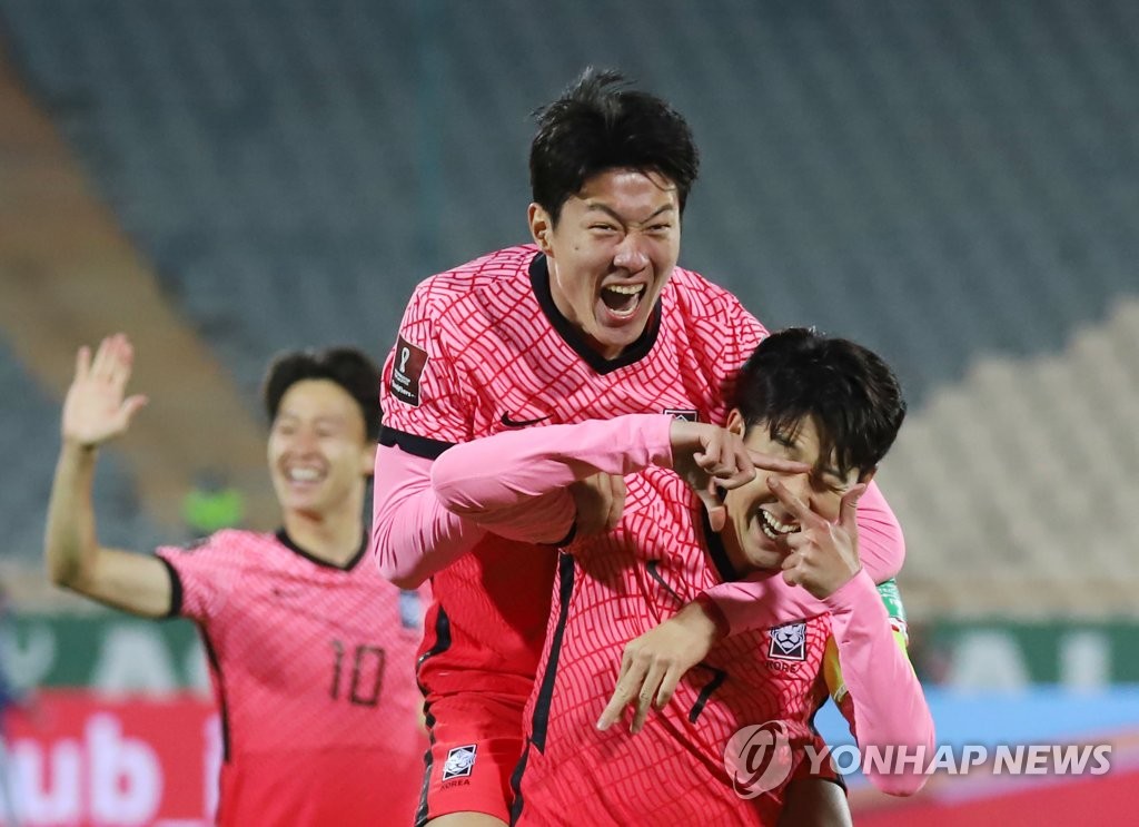 10月12日，在伊朗德黑兰阿扎迪球场，孙兴慜（穿7号球衣）在世预赛A组第4轮韩国客场对战伊朗的比赛上进球后与队友欢呼庆祝。 韩联社