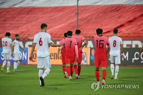 10月12日，在伊朗德黑兰阿扎迪球场，2022卡塔尔世界杯亚洲区预选赛第三阶段（12强赛）A组第4轮韩国客场对战伊朗的比赛最终以1-1战平。图为选手们赛后准备离场。 韩联社