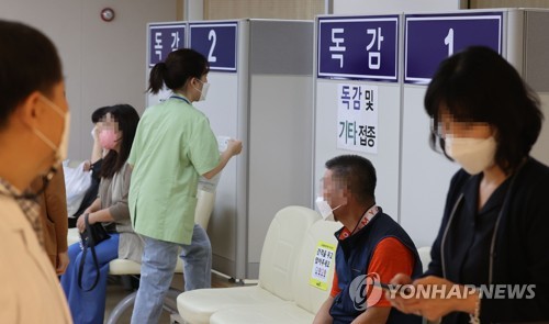资料图片：等待接种流感疫苗的市民 韩联社