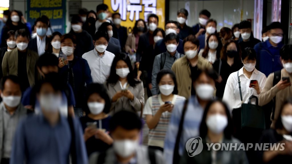 资料图片：10月15日，在首尔光化门地铁站，乘客们都戴上了口罩。 韩联社