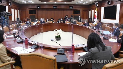资料图片：10月18日，在政府首尔办公大楼，第一次对外经济安全战略会议举行。 韩联社