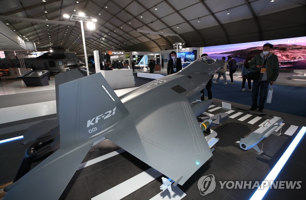 10月18日，2021首尔国际航空航天暨军工业展览会媒体日活动在京畿道城南市的首尔机场举行。图为展会上展示的KF-21模型。 韩联社