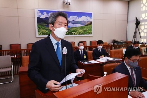 10月18日，在韩国国会办公楼，统一部长官李仁荣出席国会外交统一委员会国政监查会。 韩联社/国会摄影记者团