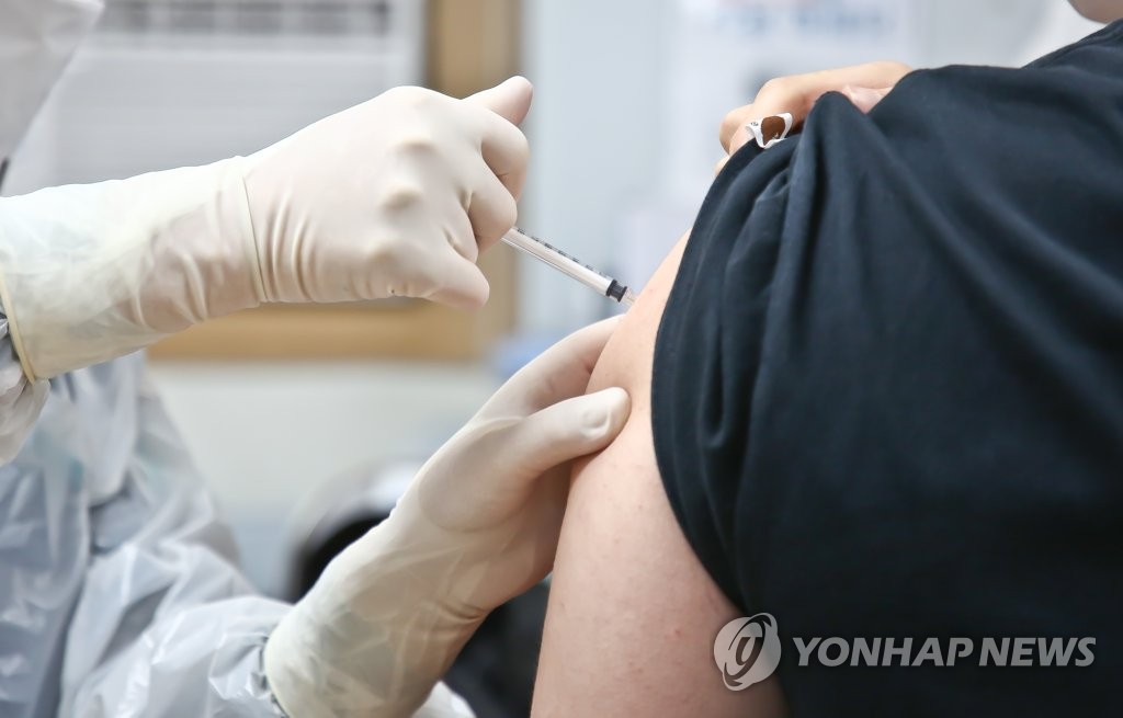 资料图片：施打新冠疫苗 韩联社