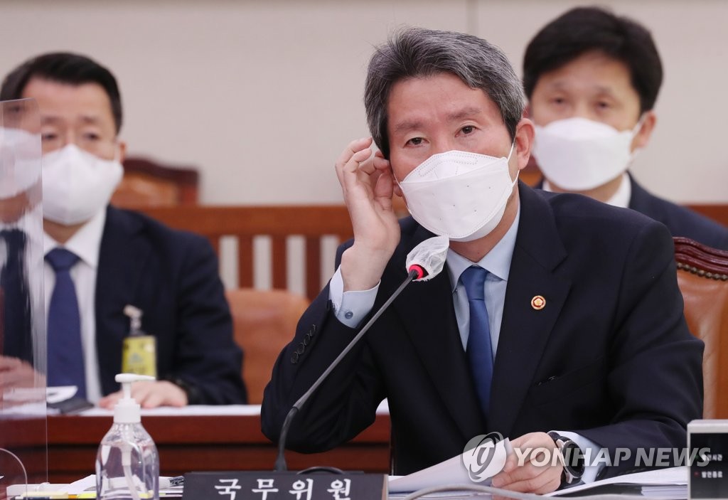 10月18日，在国会，李仁荣出席国政监查会并回答提问。 韩联社