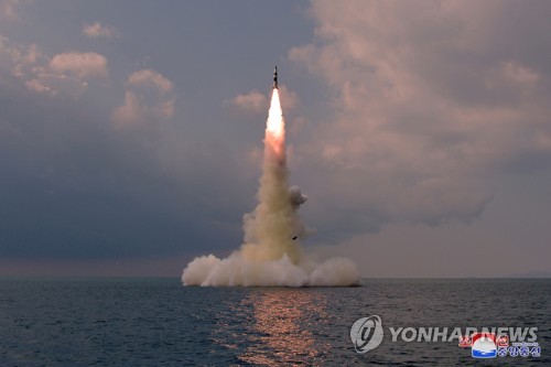 朝中社10月20日报道，国防科学院19日试射了新型潜射弹道导弹（SLBM）。 韩联社/朝中社（图片仅限韩国国内使用，严禁转载复制）