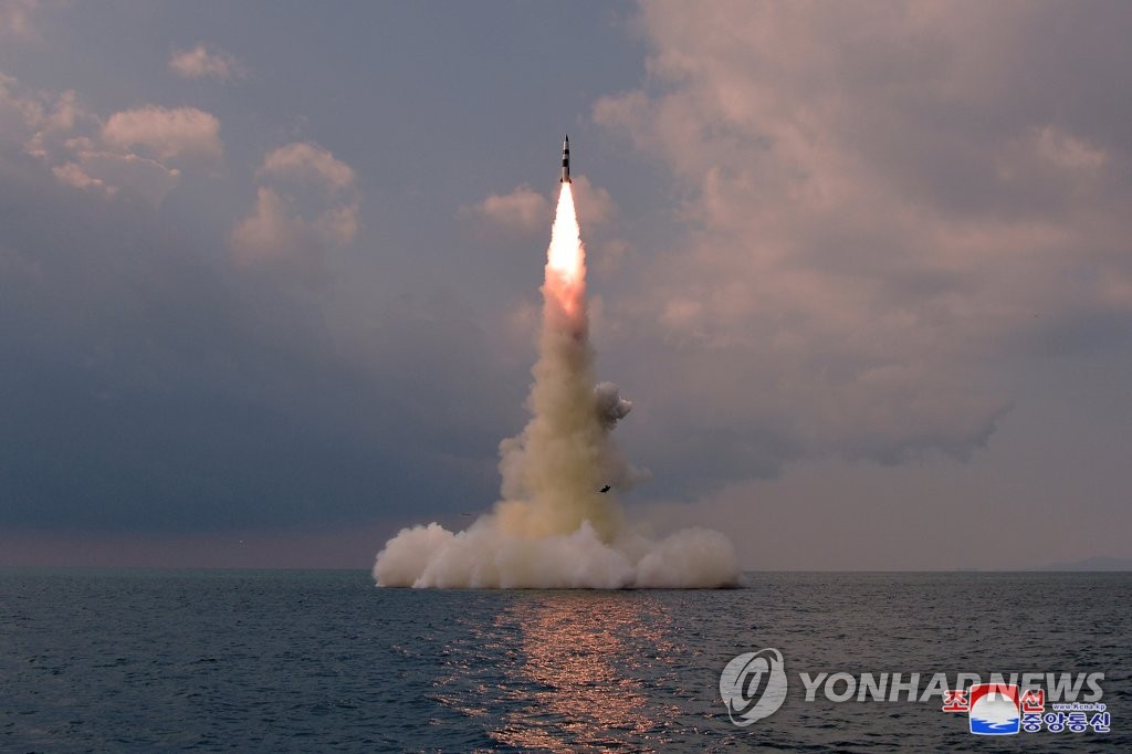 资料图片：朝鲜试射潜射弹道导弹（SLBM）。 韩联社/朝中社（图片仅限韩国国内使用，严禁转载复制）