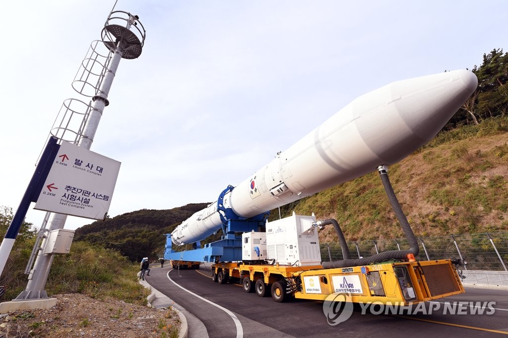 10月20日，在位于全罗南道高兴郡的罗老宇宙中心，韩国自主研制的“世界”（Nuri）号运载火箭的发射准备工作正在进行。图为“世界”号被搬运至发射台。 韩联社/韩国航空宇宙研究院供图（图片严禁转载复制）