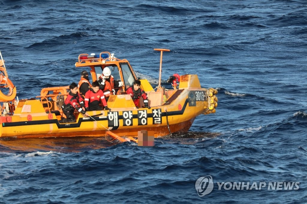 海警在群山海域展开搜救工作。 韩联社/全罗群山海洋警察署供图（图片严禁转载复制）