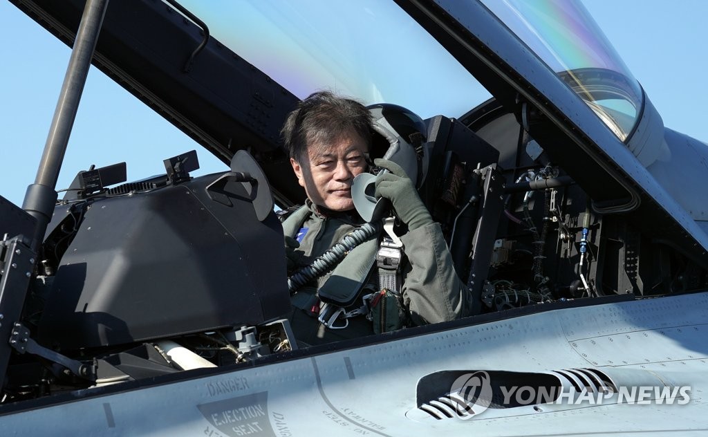 10月20日，在京畿道城南市首尔机场上空，韩国总统文在寅亲自乘坐FA50国产战斗机出席“2021首尔国际航空航天暨军工业展览会”（ADEX）开幕式。 韩联社