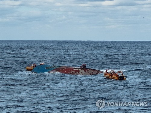 海警搜寻中国沉船失踪者 韩联社/群山海警供图（图片严禁转载复制