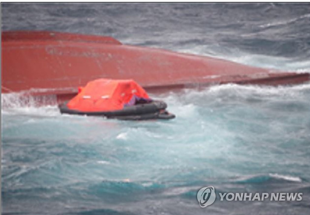 10月20日，一艘载有9名船员的渔船（72吨级）在独岛近海倾覆。 韩联社/东海海警供图（图片严禁转载复制）
