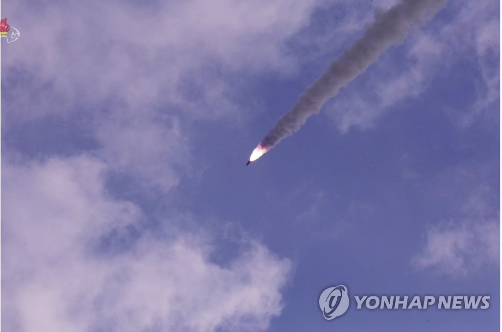 资料图片：这是朝鲜新型潜射弹道导弹的试射现场照。据朝鲜央视2021年10月20日报道，朝鲜前一日成功试射潜射弹道导弹（SLBM）。 韩联社/朝鲜央视画面截图（图片仅限韩国国内使用，严禁转载复制）