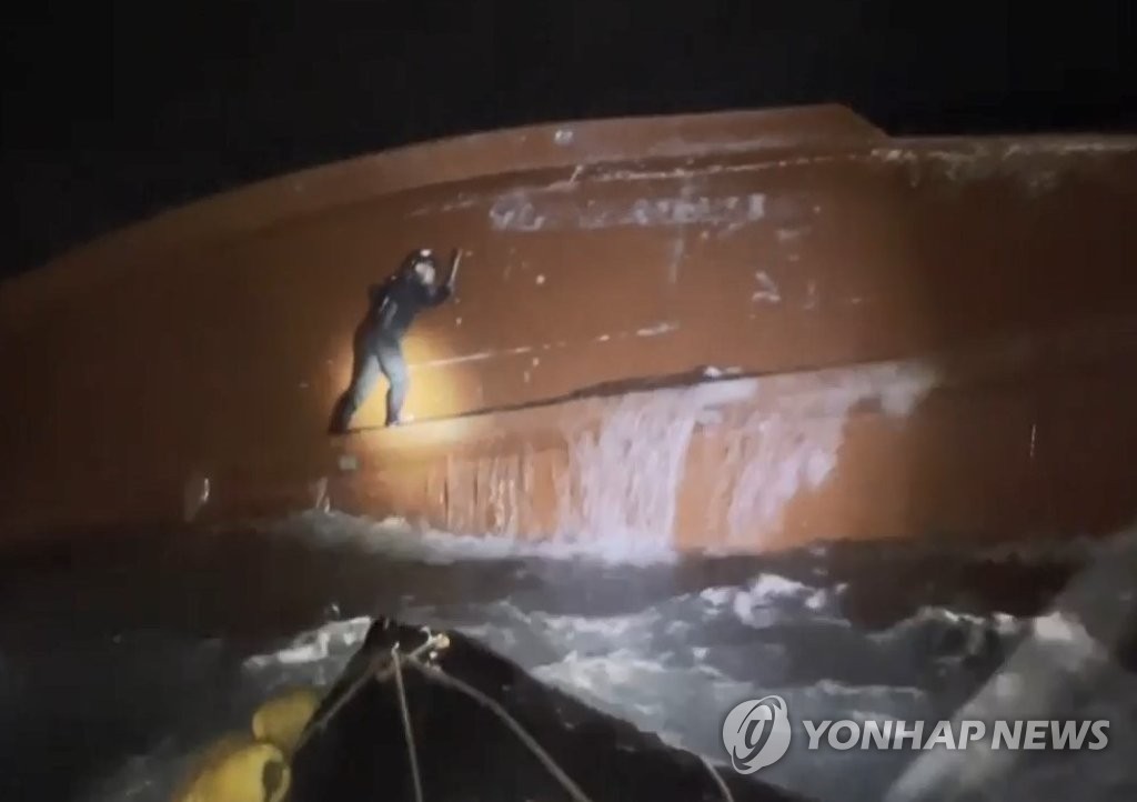 韩国海警在独岛近海救起两名中国船员