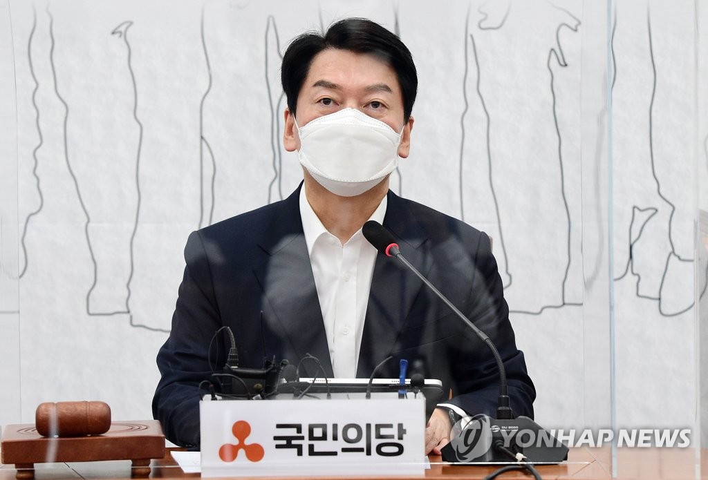 11月1日，韩国在野党国民之党党首安哲秀正式宣布竞选下届总统。 韩联社/国会摄影记者团（图片严禁转载复制）