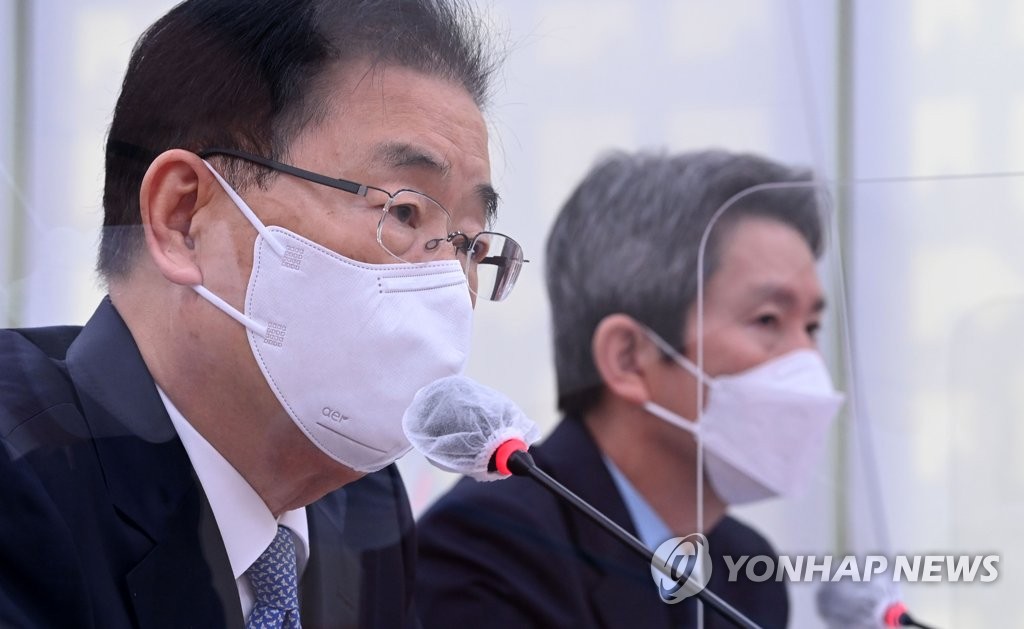 10月21日，在韩国国会，外交部长官郑义溶（左）出席国会外交统一委员会国政监查会并发言。 国会摄影记者团（图片严禁转载复制）