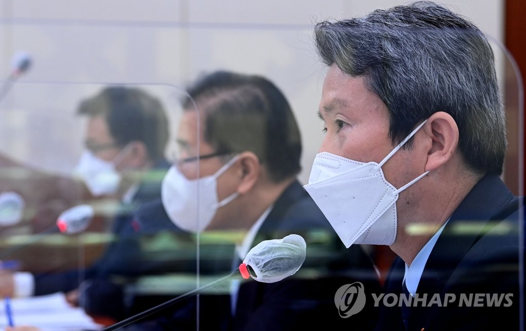 10月21日，在韩国国会，李仁荣在国政监查会上答问。 韩联社