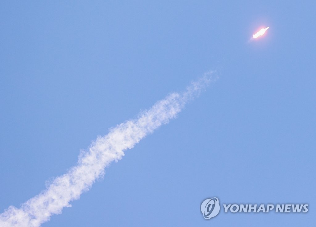 10月21日下午5时，在全罗南道高兴郡的罗老宇宙中心，韩国自主研制的运载火箭“世界”号（KSLV-II）发射升空。 韩联社