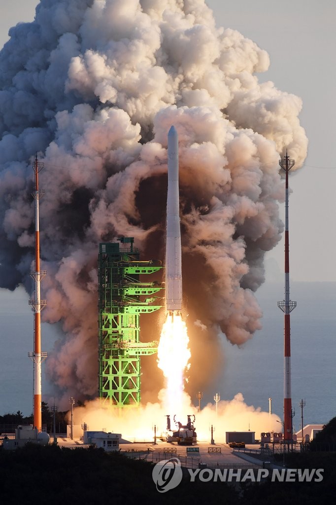 10月21日下午5时，在全罗南道高兴郡的罗老宇宙中心，韩国自主研制的运载火箭“世界”号（KSLV-II）发射升空。 韩联社/联合摄影团