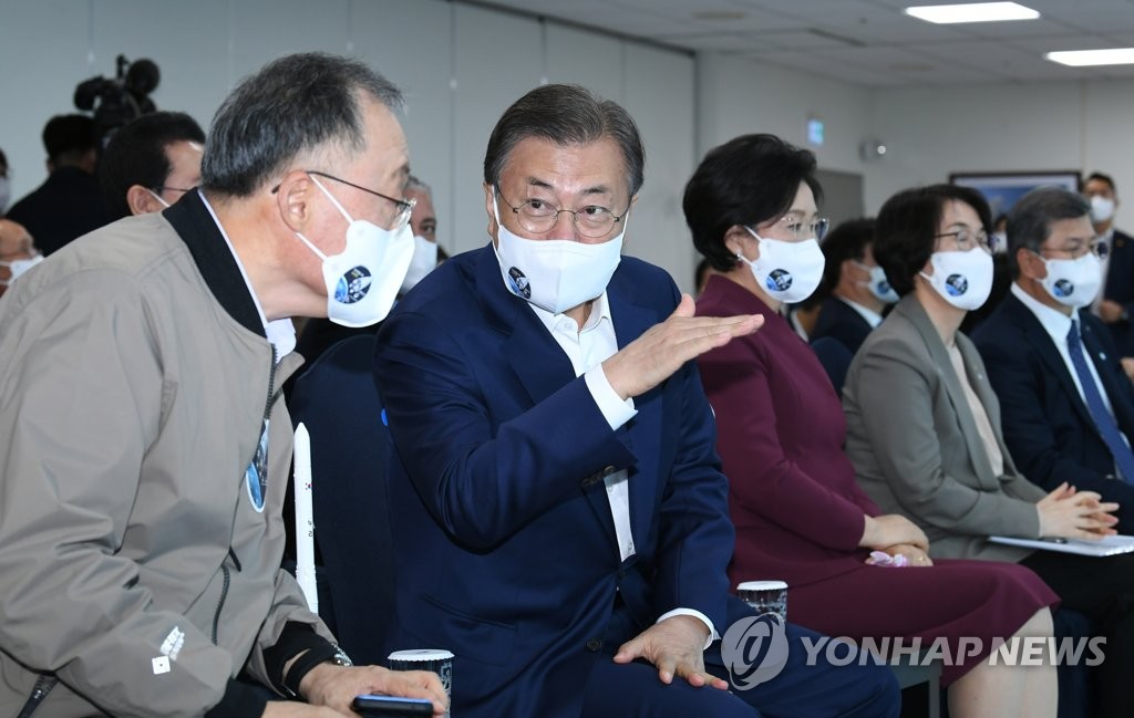 10月21日，韩国总统文在寅（左二）在位于全罗南道高兴郡的罗老宇宙中心观看自主研制的"世界"号运载火箭（KSLV-II）发射。 韩联社