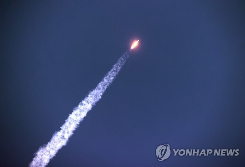 资料图片：2021年10月21日，在全罗南道罗老宇宙中心，韩国自主研制的运载火箭“世界”号发射升空。 韩联社