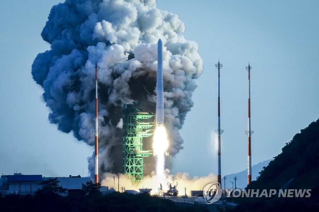 资料图片：10月21日，在全罗南道高兴郡的罗老宇宙中心，韩国自主研制的运载火箭“世界”号（KSLV-II）发射升空。 韩联社/联合摄影团