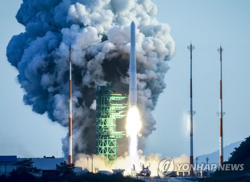 2021年10月21日，“世界”号运载火箭点火升空。 韩联社