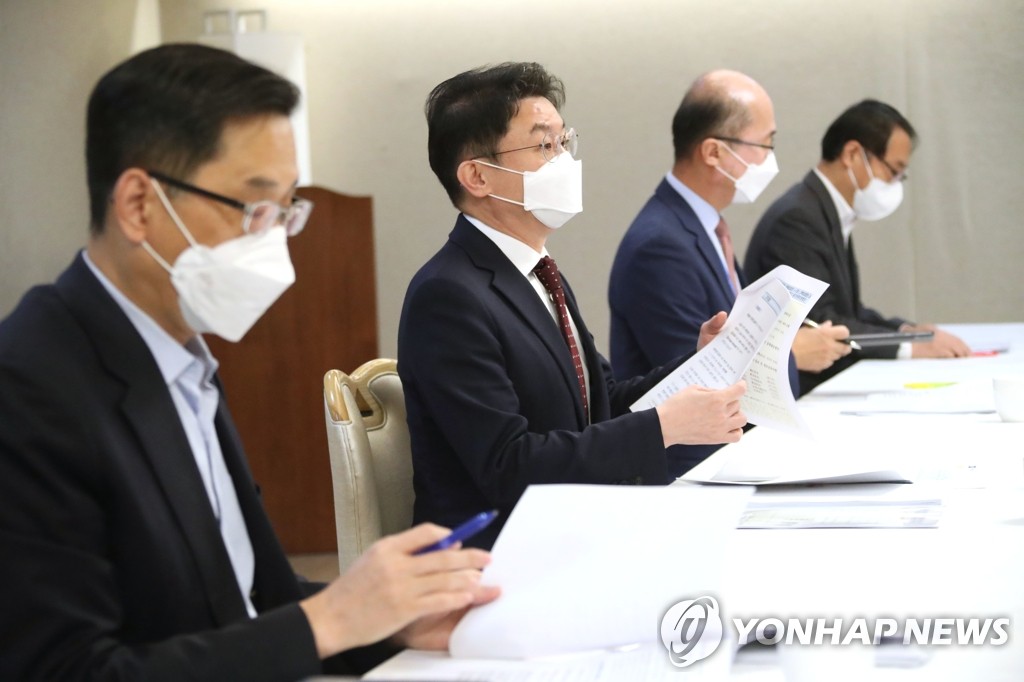 10月22日，在中央政府首尔办公楼，韩国企划财政部第一次官（副部长）李亿远（左二）主持召开政策检查会议既物价相关次官会议。 韩联社