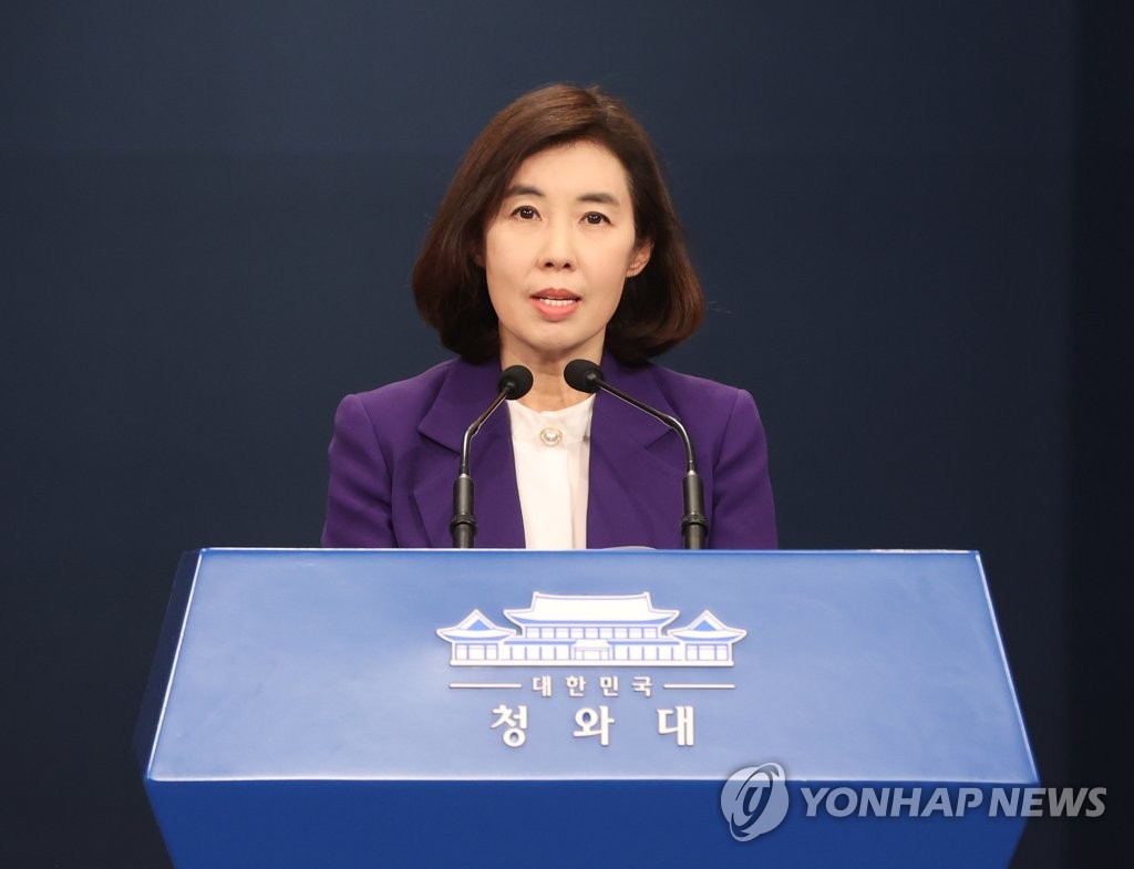 10月22日，韩国青瓦台发言人朴炅美举行吹风会，介绍文在寅欧洲三国巡访日程。 韩联社