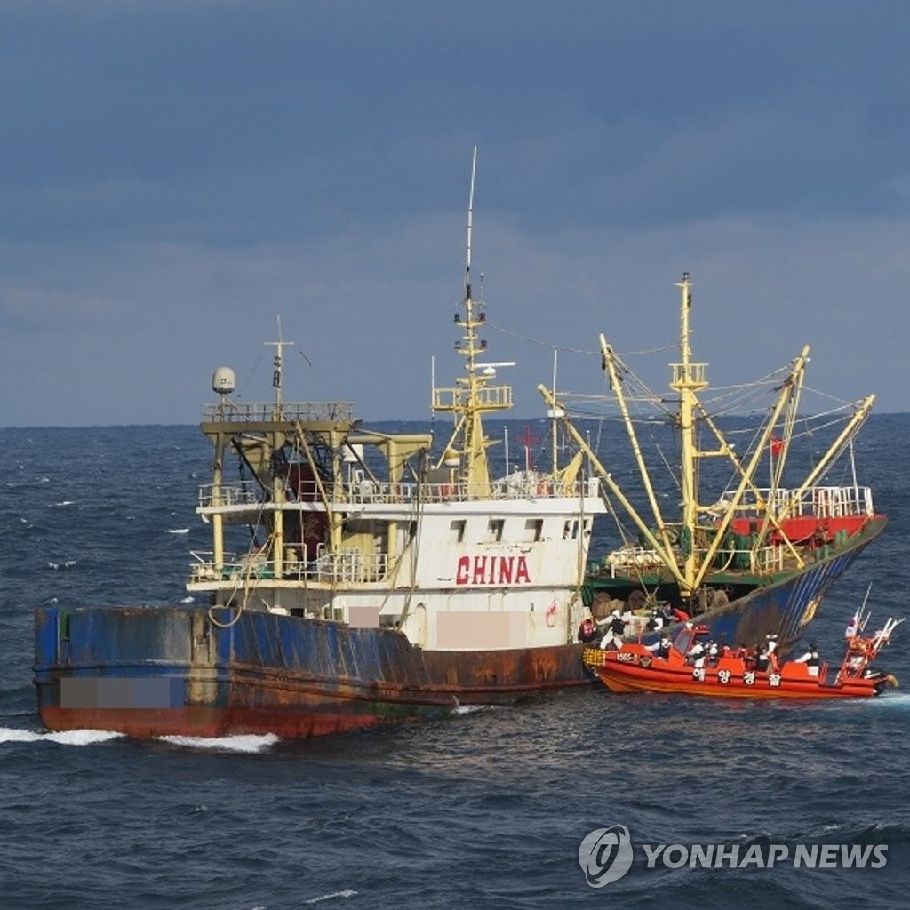 10月23日，在韩国专属经济区，济州海警拦截住1艘非法捕捞中国渔船。 韩联社/济州海洋警察署供图（图片严禁转载复制）