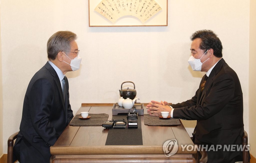 10月24日，在首尔钟路区一家茶馆，李在明（左）会见李洛渊。 韩联社/国会摄影记者团