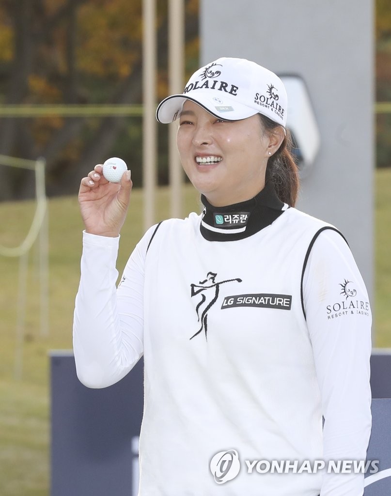 资料图片：10月24日，在釜山LPGA国际俱乐部，美国LPGA巡回赛宝马女子锦标赛举行。图为韩国球手高真荣夺得冠军后摆姿势供媒体拍照。 韩联社