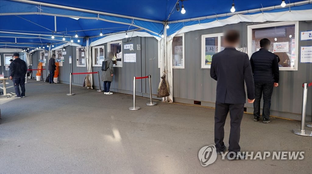 资料图片：市民接受新冠检测。 韩联社