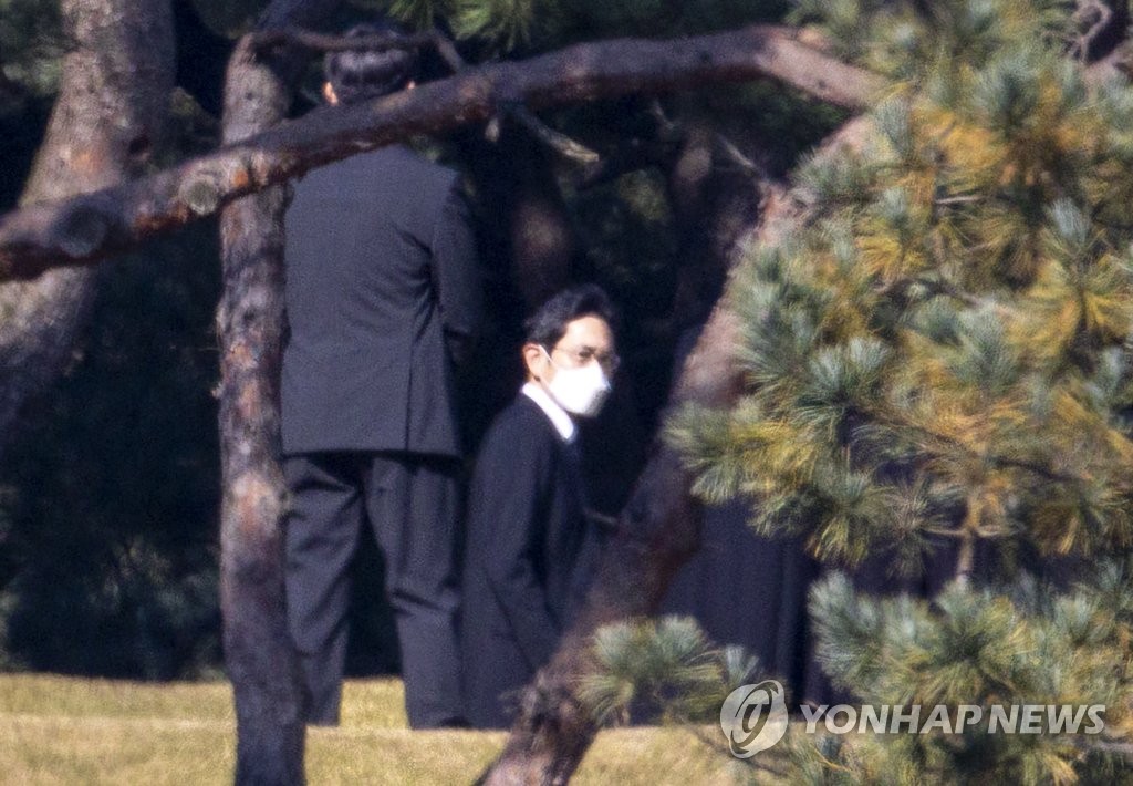 10月25日，在京畿道水原市的李氏家族墓地，三星电子副会长李在镕（右）出席已故三星集团会长李健熙去世一周年悼念活动。 韩联社