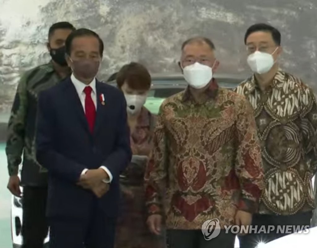资料图片:2021年10月25日,在雅加达国际展览中心举行的“未来电动汽车生态系统”活动上,印尼总统佐科·维多多(前排左一)、现代汽车会长郑义宣(前排左二)等人士观展。 韩联社/优兔直播截图(图片严禁转载复制)