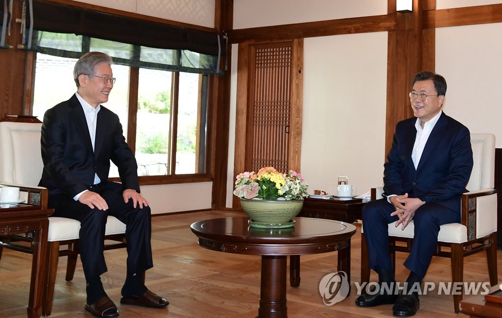10月26日，在青瓦台常春斋，韩国总统文在寅（右）会见执政党总统候选人李在明。 韩联社