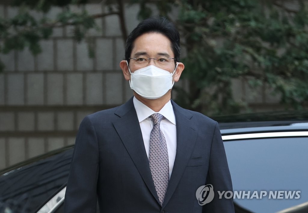 10月26日上午，在首尔市瑞草区的首尔中央地方法院，李在镕走向法庭接受判决。 韩联社