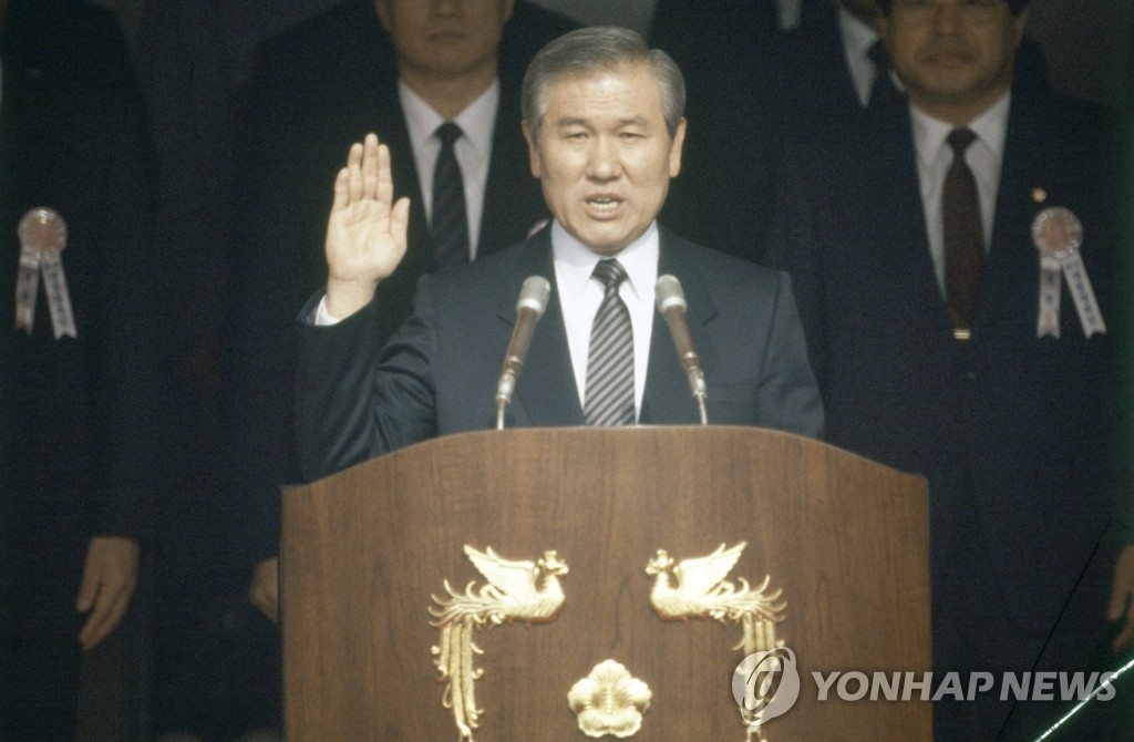 资料图片：1988年2月25日，卢泰愚宣誓就任大韩民国第十三届总统。 韩联社