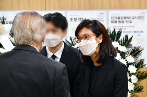 10月27日，在卢泰愚灵堂，长女卢素英作为丧主接待吊客。 韩联社/摄影记者团供图（图片严禁转载复制）