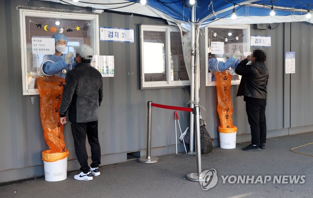 10月28日，在首尔站新冠筛查诊所，市民们接受核酸检测。 韩联社