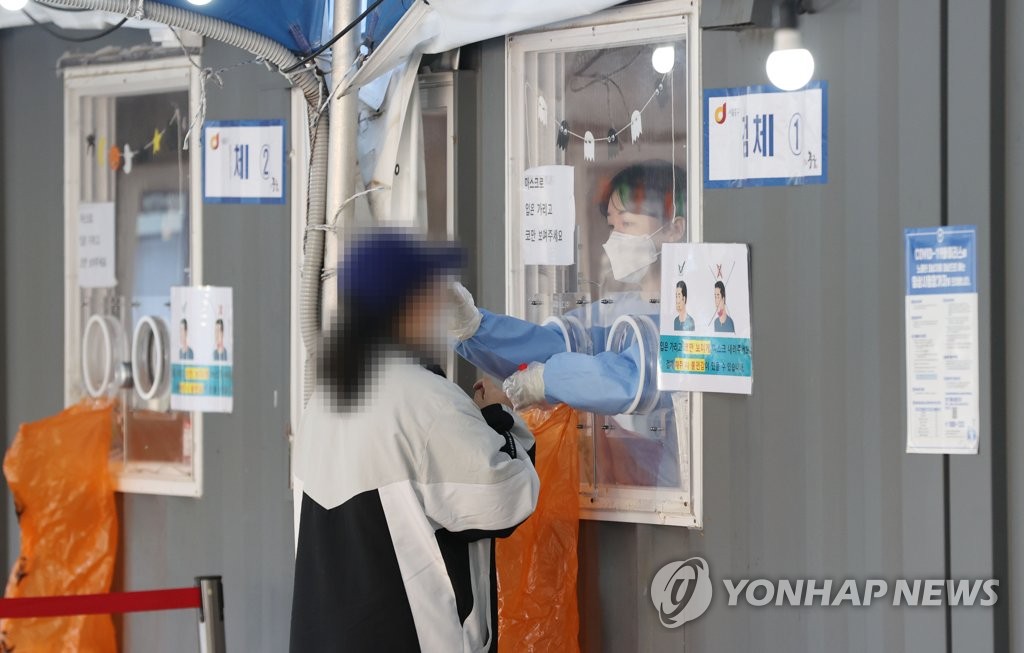 10月28日，在首尔站新冠筛查诊所，一位市民接受核酸检测。 韩联社
