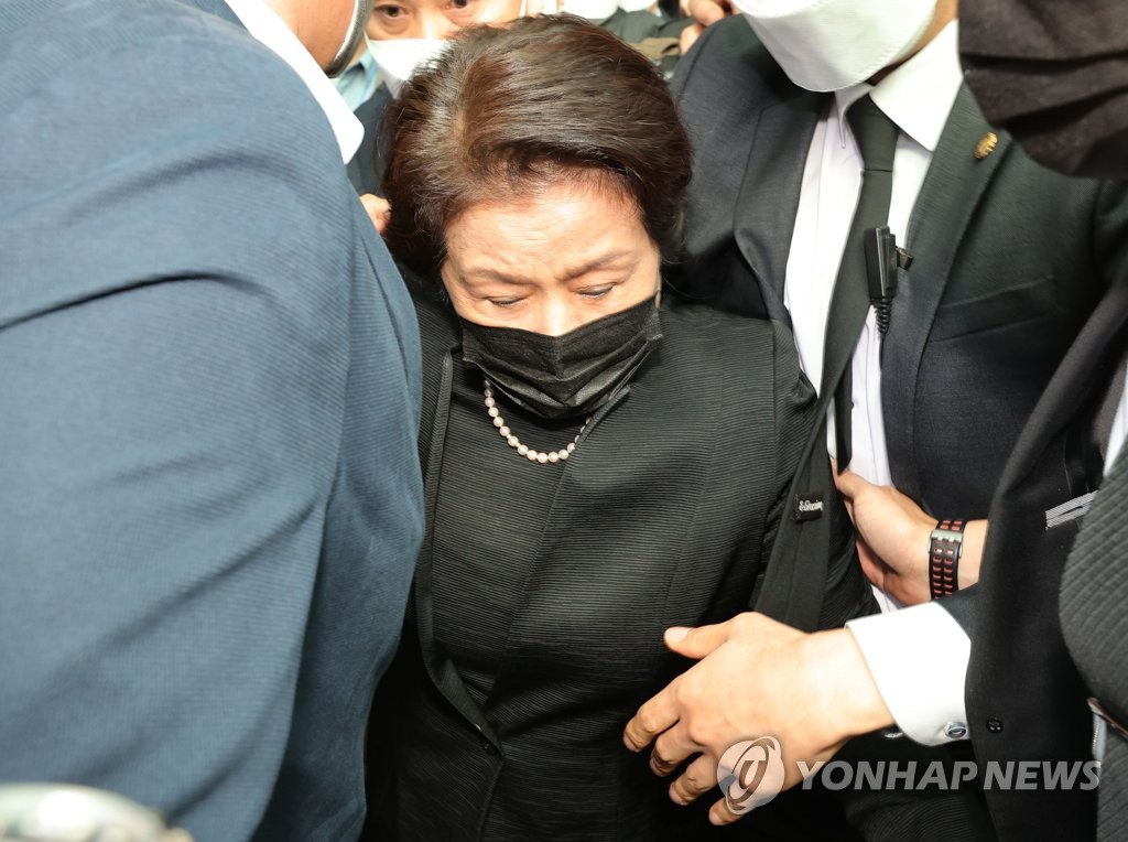 10月29日，在首尔市钟路区首尔大学医院殡仪馆，李顺子在悼念卢泰愚后走出灵堂。 韩联社/联合摄影记者团供图（图片严禁转载复制）