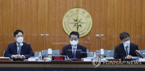 10月28日，在韩国国家情报院，韩国国家情报院院长朴智元（居中）出席国会情报委员会实施的国政监查会。 韩联社